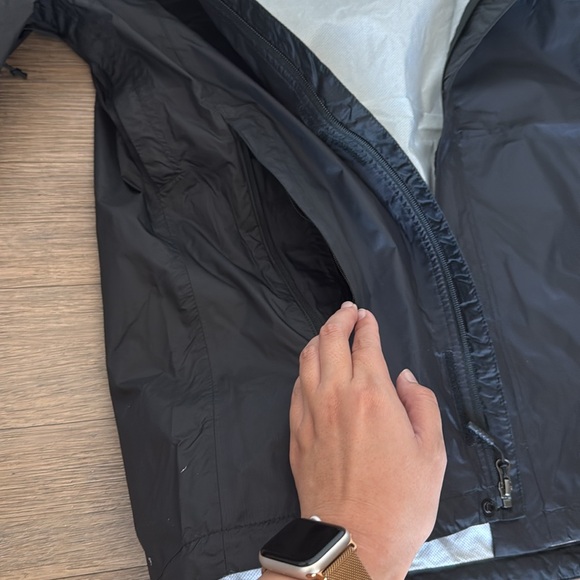 The North Face The dryvent rain jacket / windbreaker - Men’s Medium - Black - Picture 8 of 11